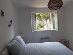 2 soverom, strykejern/-brett, reiseseng for barn og wi-fi (inkludert)