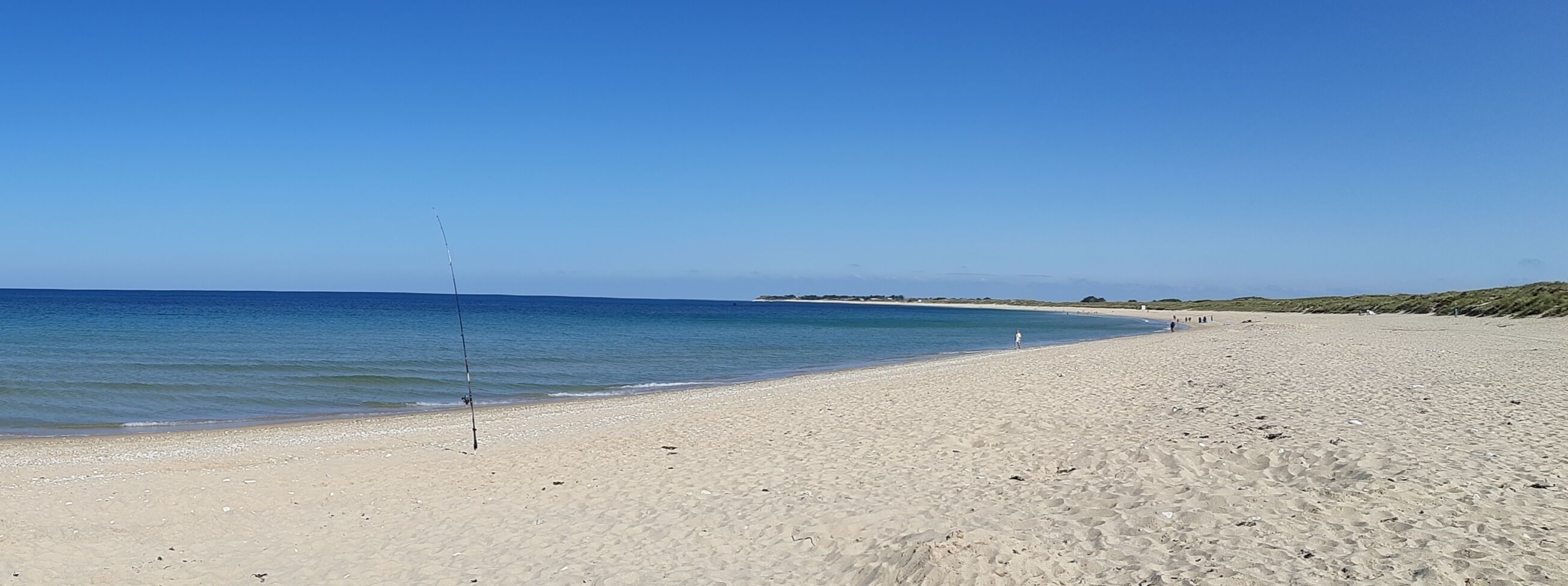 Vlak bij het strand, ligstoelen