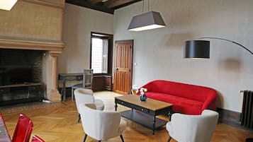 TV, fireplace