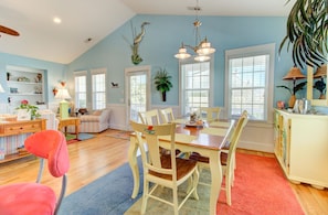 Dining - 🌞🐶Hot Dogs in Paradise: Pet Friendly Home, 4 Blocks to Beach, Fenced Yard (Carolina Beach)