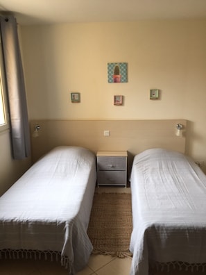 2 chambres, fer et planche à repasser, Wi-Fi, draps fournis