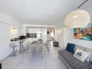 TV - Modern bright 3 BR 2019 refurb Croisette 1 mn, Heart Cannes Olam Properties (Cannes)