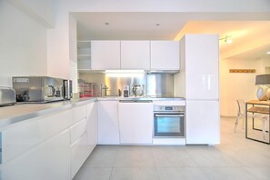 Fridge, microwave, oven, stovetop - Modern bright 3 BR 2019 refurb Croisette 1 mn, Heart Cannes Olam Properties (Cannes)