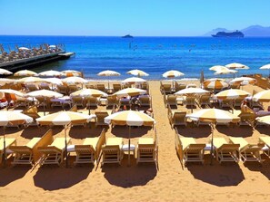 Una spiaggia nelle vicinanze