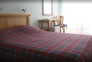 1 habitación, tabla de planchar con plancha y acceso a internet 