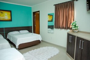 Laptop workspace, iron/ironing board, free WiFi, bed sheets - Hotel e Espetaria Della Vita (Gloria de Dourados)