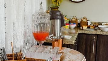 Bao gồm bữa sáng tự phục vụ hàng ngày