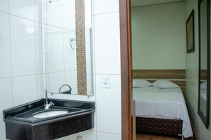 Shower, towels, soap - Hotel e Espetaria Della Vita (Gloria de Dourados)