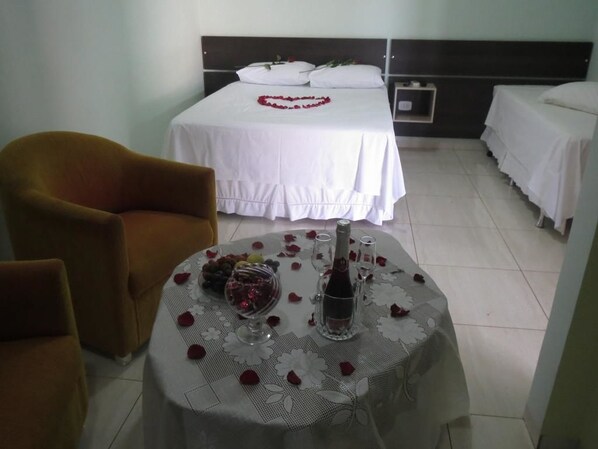 Room, 1 Bedroom, Accessible | Laptop workspace, iron/ironing board, free WiFi, bed sheets - Hotel e Espetaria Della Vita (Gloria de Dourados)