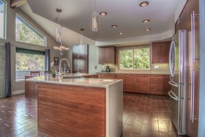 Frigorífico, microondas, horno y placa de cocina