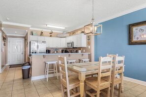 Dining - Emerald Isle 703 2BR/2BA 7th Flr Slps 8 Early Booking Discount 2 Beach Chairs (Panama City Beach)