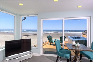 Interior - Coastal studio w/ hot tub & beach access (Lincoln City)