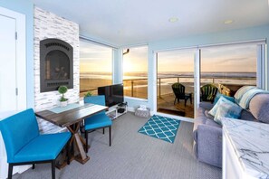 TV, fireplace, offices - Coastal studio w/ hot tub & beach access (Lincoln City)