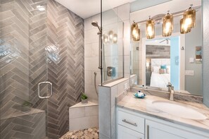 Bathtub, hair dryer, towels - Coastal studio w/ hot tub & beach access (Lincoln City)