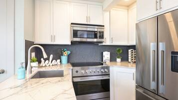 Réfrigérateur, micro-ondes, four, plaque de cuisson