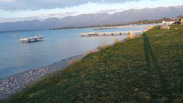 Chaises longues, serviettes de plage