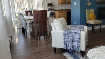 Smart TV, fireplace, DVD player, printers