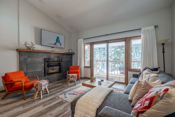 TV, fireplace
