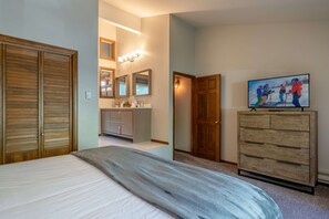 2 makuuhuonetta, silitysrauta/-lauta, vauvan matkasänky, ilmainen Wi-Fi