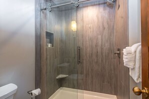 Badewanne, Haartrockner, Handtücher