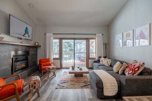 Een televisie en een open haard