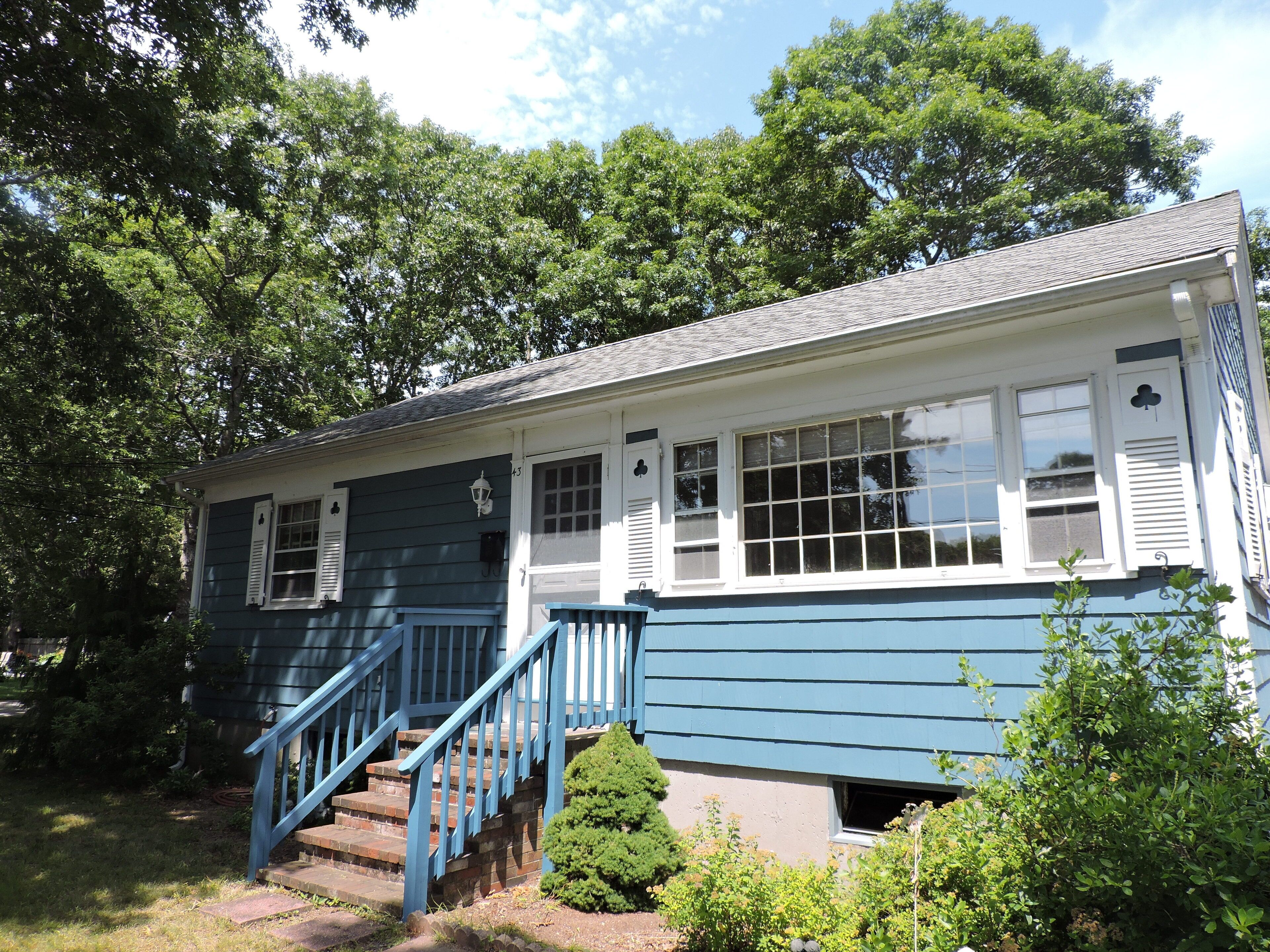 Wonderful sunny corner lot walk to Falmouth Heights Beach