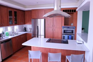 Kjøleskap, mikrobølgeovn, ovn og kokeplater