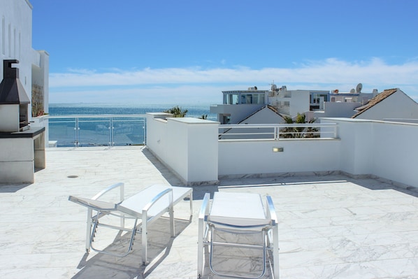 Terrace/patio - Beachfront Penthouse with Sea Views, Hot Tub, BBQ (Casares)