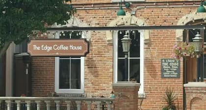 2 Bedroom Modern Apartment 35 miles to Chicago