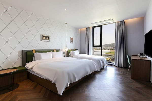 Deluxe Twin Room | Individually decorated, individually furnished, free WiFi, bed sheets