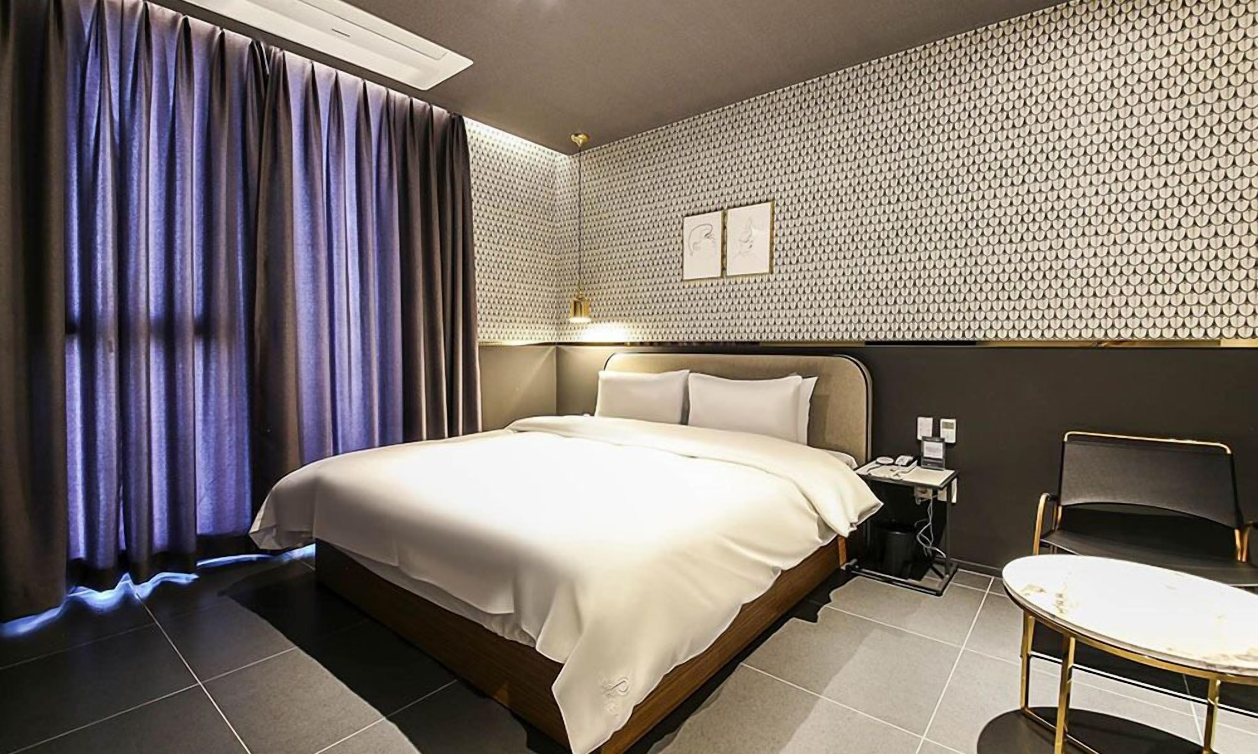 Kamar Double Deluks | Didekorasi berbeda-beda dan dilengkapi dengan perabotan berbeda-beda