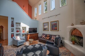 Smart TV, fireplace, DVD player, table tennis - View of White Sands/Tularosa Basin, hot tub & a/c in the Village of Cloudcroft! (Cloudcroft)