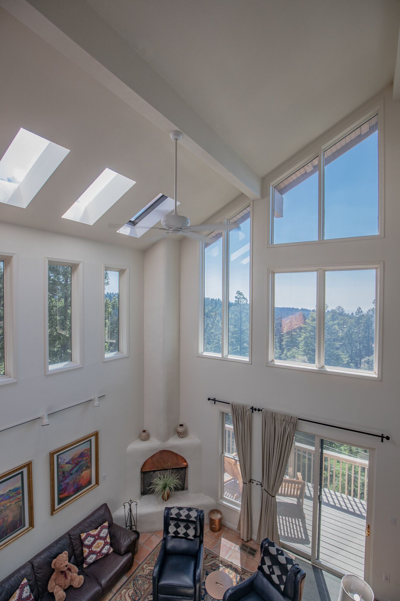 TV connectée, cheminée, lecteur de DVD, table de tennis de table