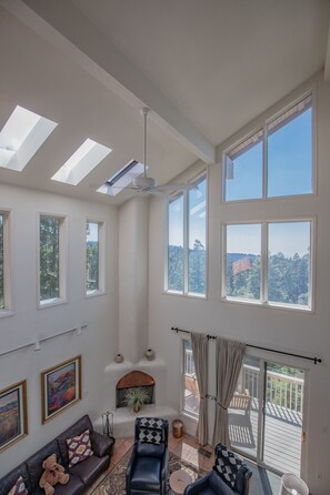 تلفزيون ذكي، مدفأة، مشغل دي في دي، تنس طاولة