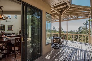 Outdoor dining - View of White Sands/Tularosa Basin, hot tub & a/c in the Village of Cloudcroft! (Cloudcroft)
