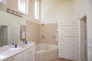Combined shower/tub, jetted tub, hair dryer, bidet - View of White Sands/Tularosa Basin, hot tub & a/c in the Village of Cloudcroft! (Cloudcroft)