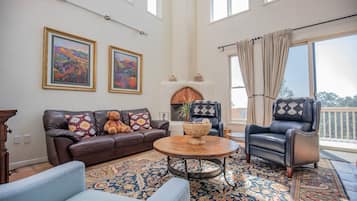 Smart TV, chimenea, reproductor de DVD y tenis de mesa