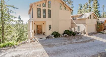 View of White Sands/Tularosa Basin, hot tub & a/c in the Village of Cloudcroft!