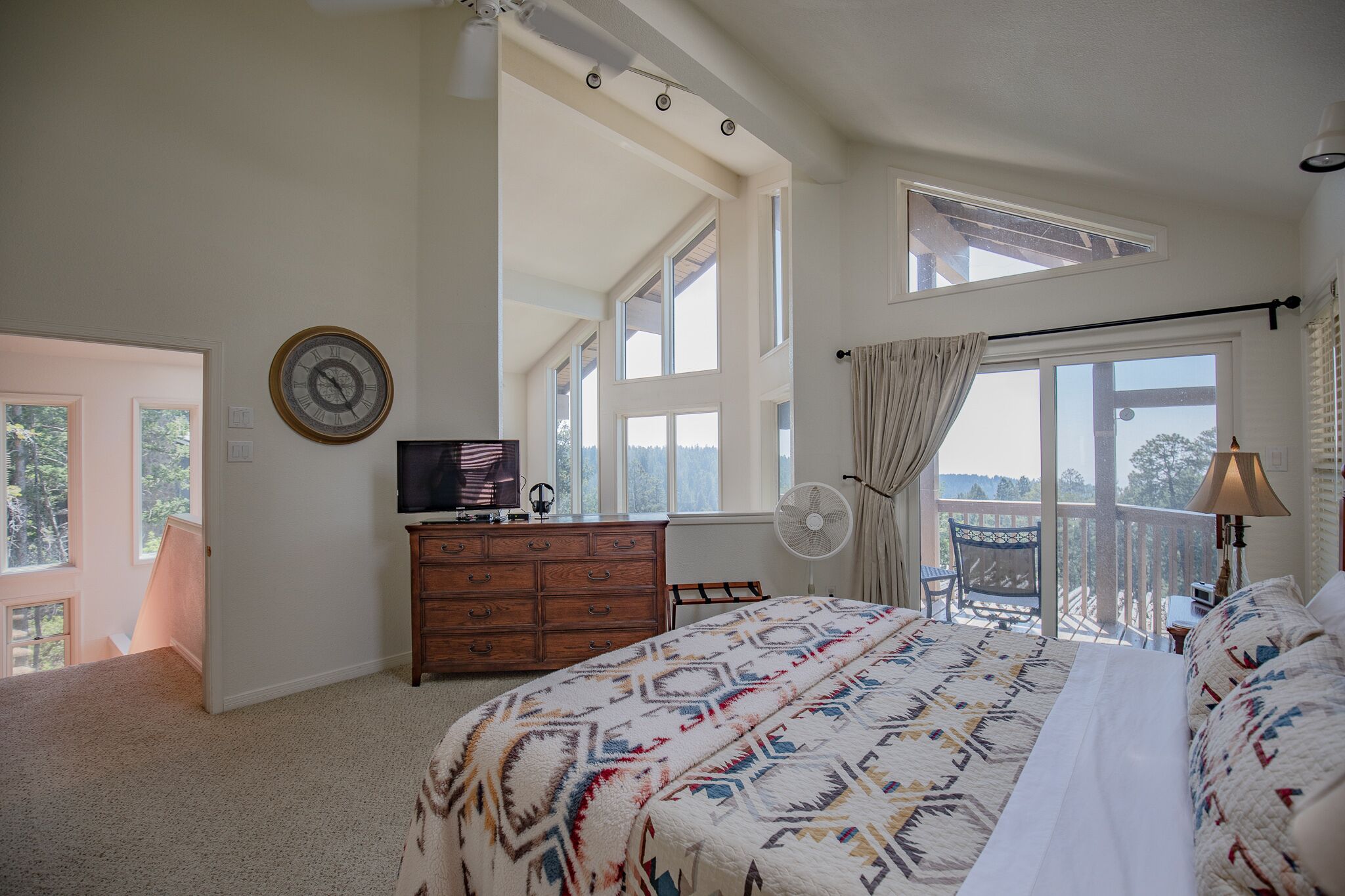 6 chambres, bureau, fer et planche à repasser, lit parapluie