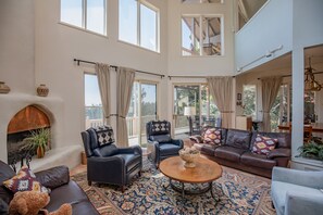 TV connectée, cheminée, lecteur de DVD, table de tennis de table