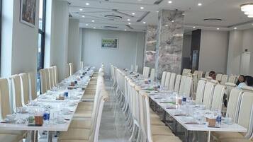 2 restaurants, breakfast, lunch served; local and international cuisine