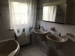 Bathtub, hair dryer, towels, soap - Upper cellar street house 2 (Forchheim)