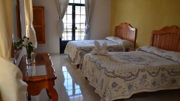 Habitación cuádruple, 2 camas matrimoniales | Wifi gratis y ropa de cama