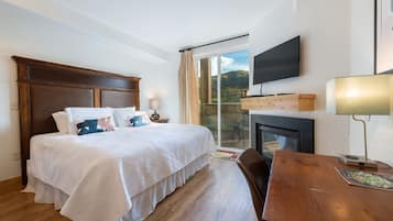 Desk, iron/ironing board, WiFi, bed sheets