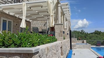 Alberca al aire libre y camastros