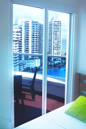 4 makuuhuonetta, tallelokero huoneessa, silitysrauta/-lauta