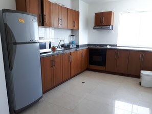 Fridge, microwave, oven, coffee/tea maker