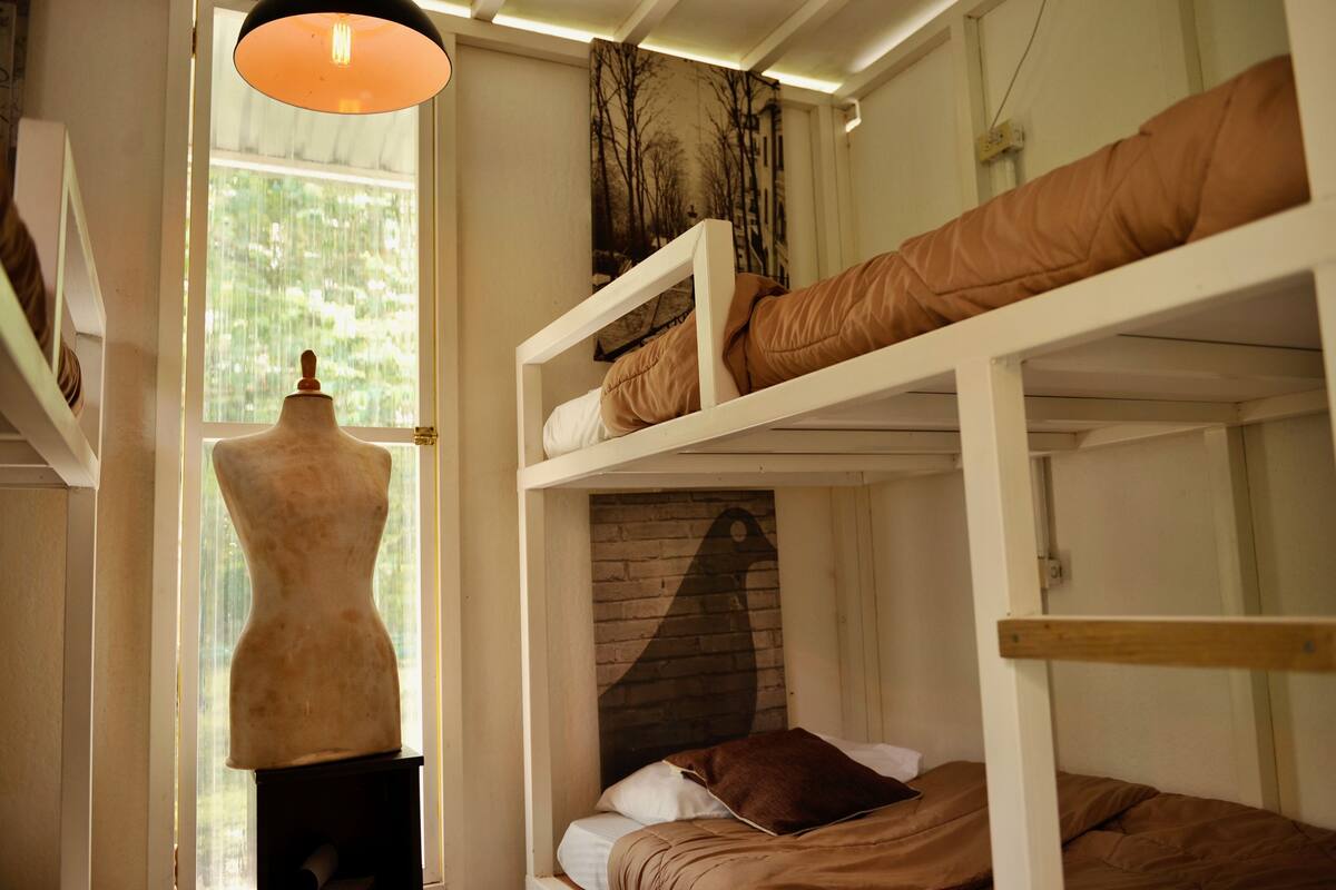 Cortinas blackout, wifi gratis y ropa de cama
