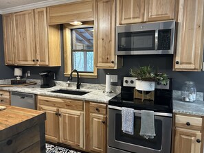 Køleskab, mikrobølgeovn, ovn, kogeplade