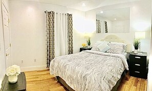 4 sovrum, skrivbord, strykjärn/strykbräda och resesäng